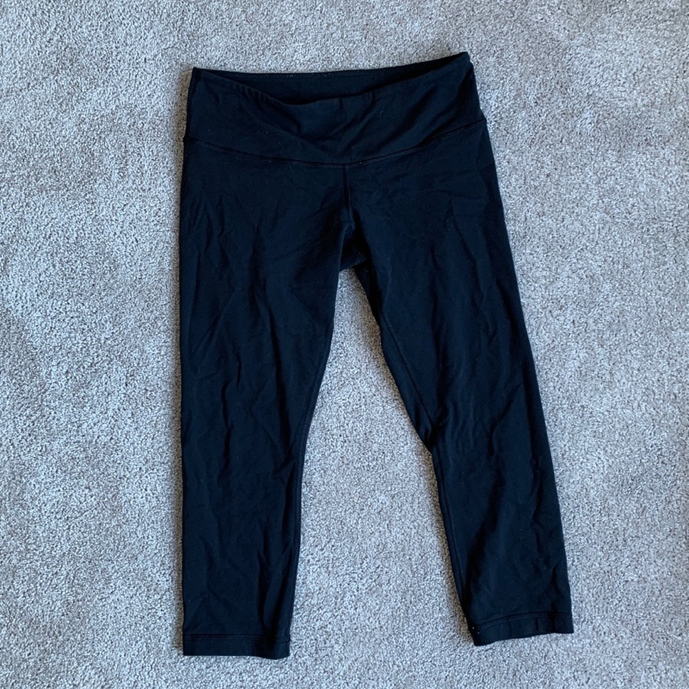 Lululemon wunder under mid-rise legging. Luon material, crop